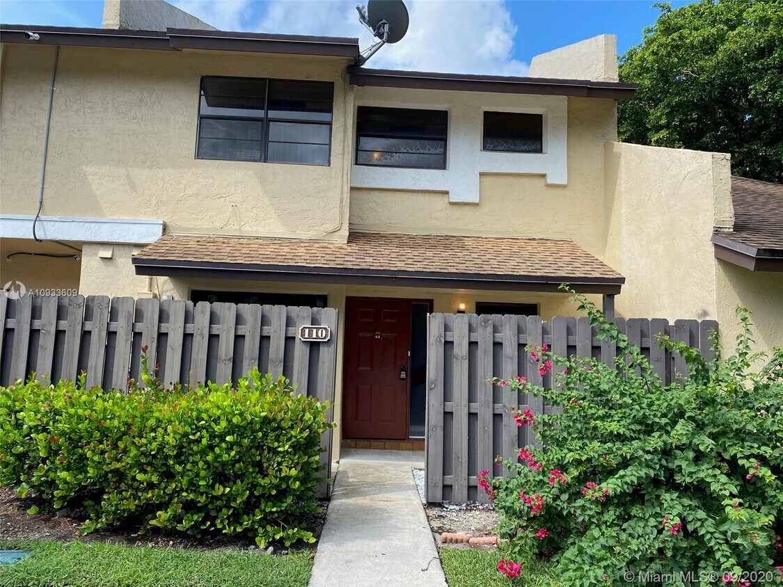 110 SW 97th Ter, Pembroke Pines, FL 33025 Townhome Rentals in