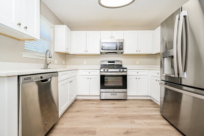 Foto del edificio - 608 Fieldcrest Dr