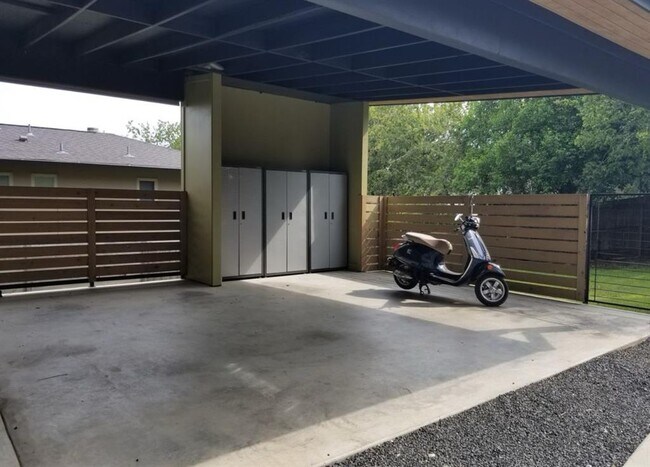Foto del edificio - 607 Peacock Ln