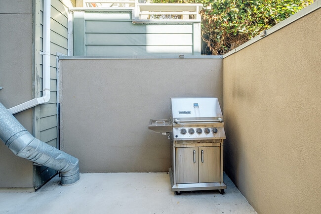 Building Photo - 68 Harriet St