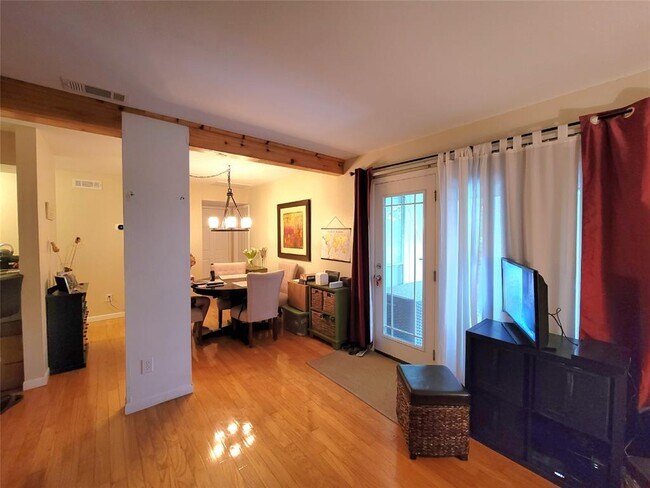 Foto del edificio - 6910 Hart Ln