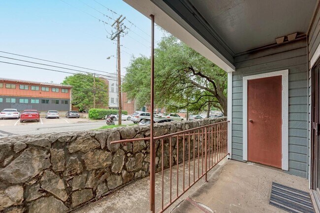 Foto del edificio - 2901 San Jacinto Blvd