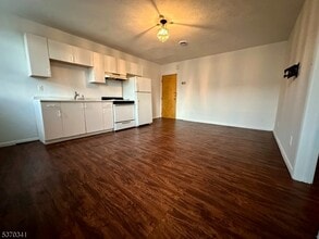 Building Photo - 530 Valley Brook Ave