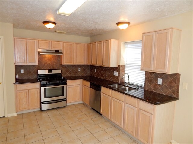 Building Photo - 1422 Redwood Village Cir