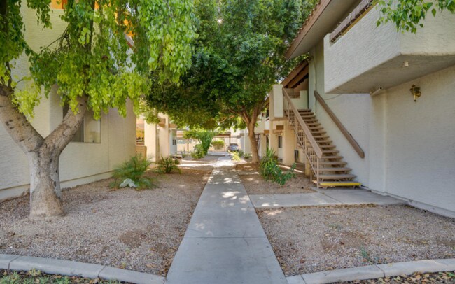 Foto del edificio - 8847 North 8th St