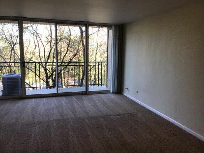 Foto del edificio - 1811 Four Lakes Ave