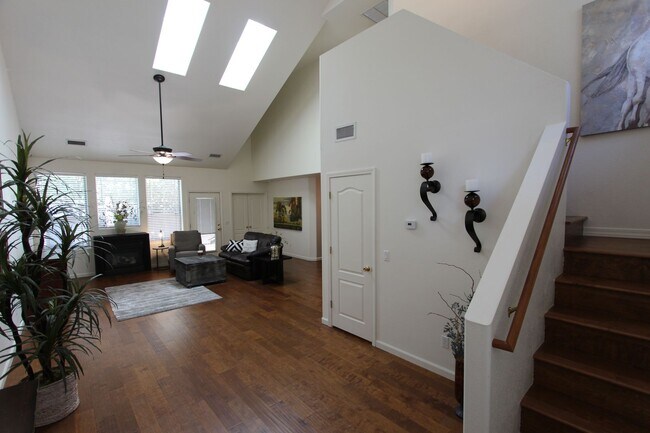Foto del edificio - Spacious 3-Bedroom Townhouse with Main-Level Primary Suite