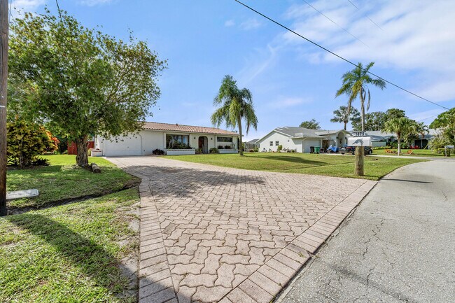 Building Photo - 1075 SE Coral Reef St