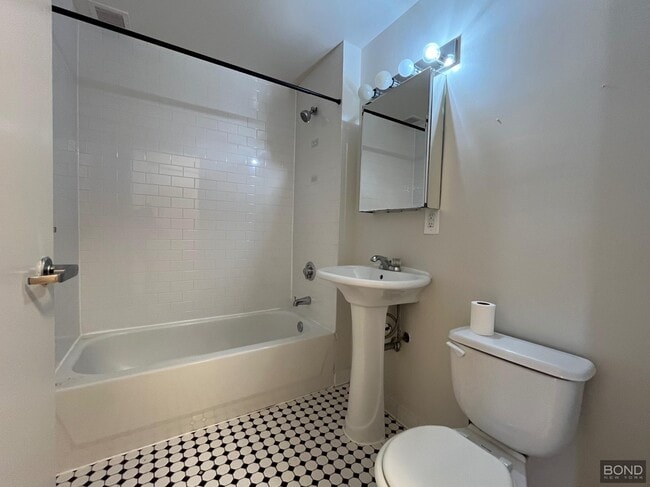 Building Photo - 323 W 96th St