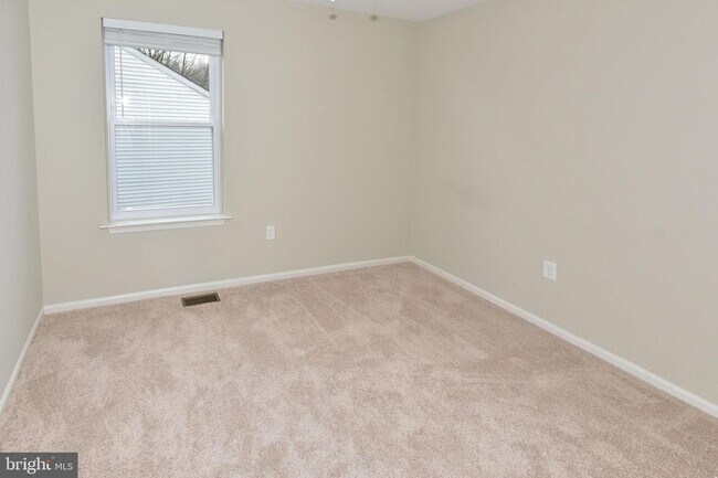 Building Photo - 273 Kings College Ct