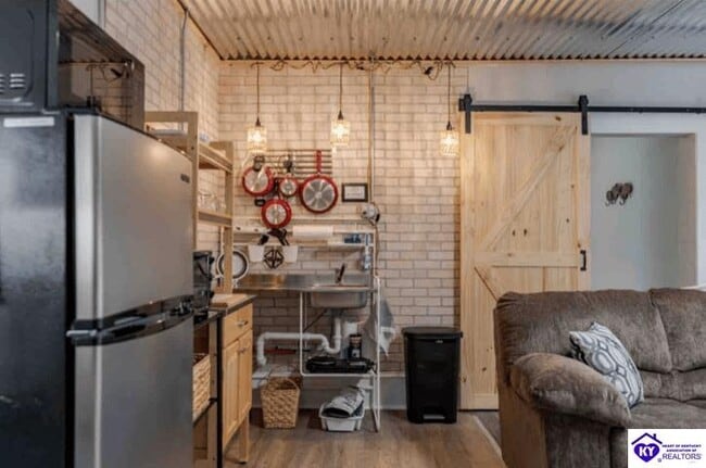 Building Photo - 404 N Washington St