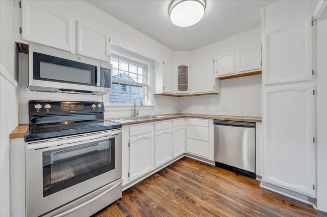 Foto del edificio - 2 bedroom 1 bath with hardwood floors.