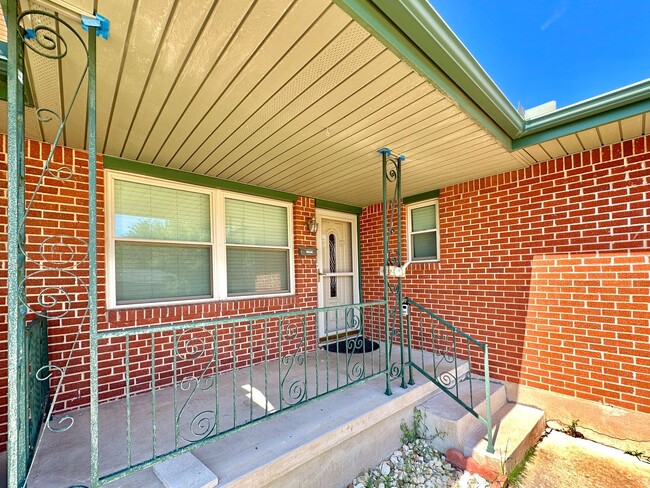 Building Photo - 5343 NW Glenn Ave
