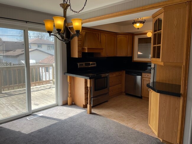Building Photo - SPOTLESS 3-BDRM MAIN FLOOR APT FOR RENT IN...