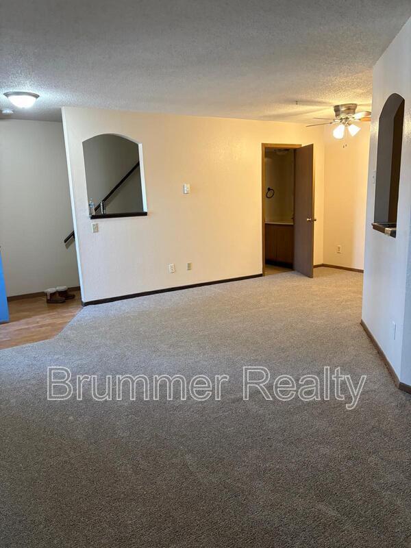 Building Photo - 305 Waters Edge Dr