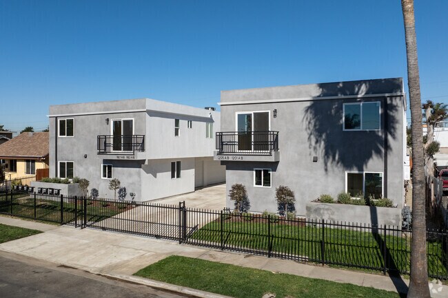 Building Exterior - 1201 E 59th Pl