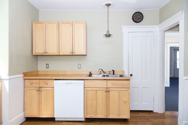 Unit 5 Kitchen - 1-5 Pine Pl