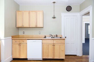 Unit 5 Kitchen - 1-5 Pine Pl