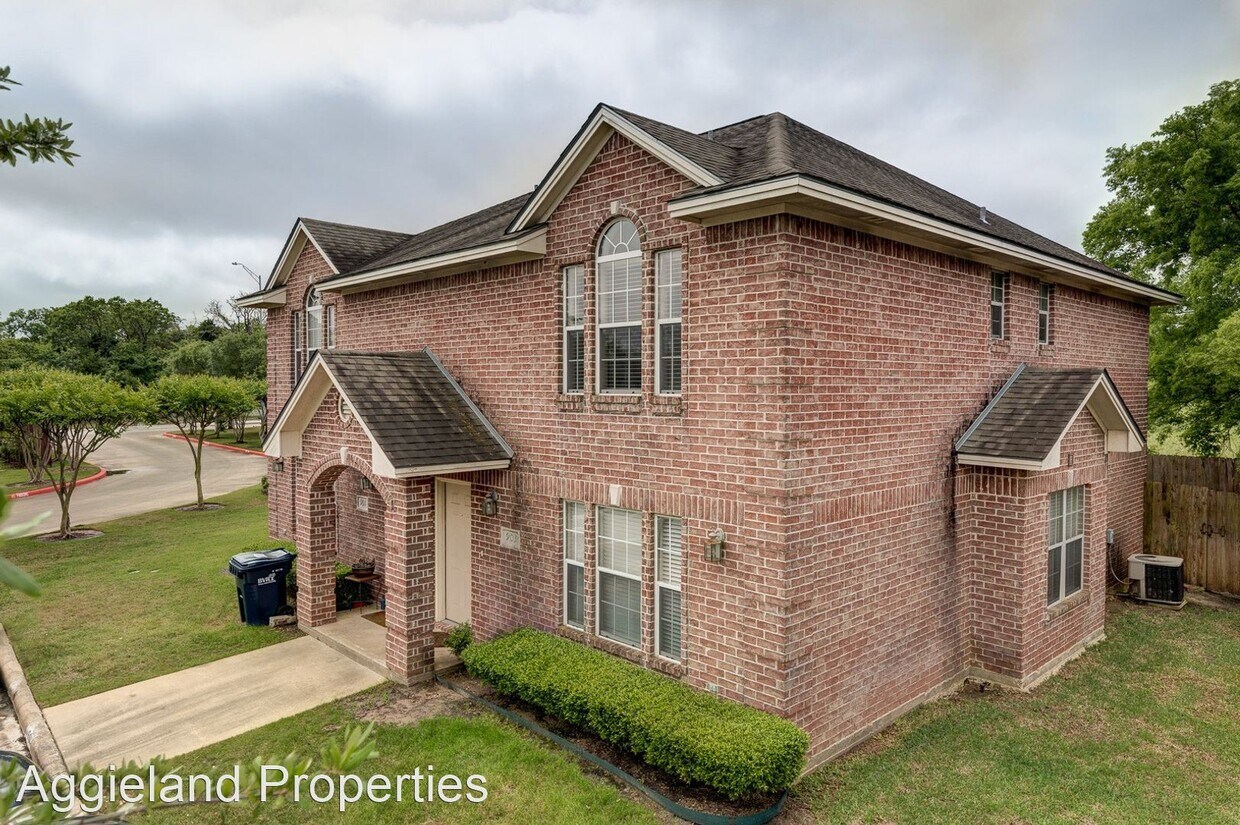 4 br, 3 bath House 912 Monte Carlo House Rental in College Station