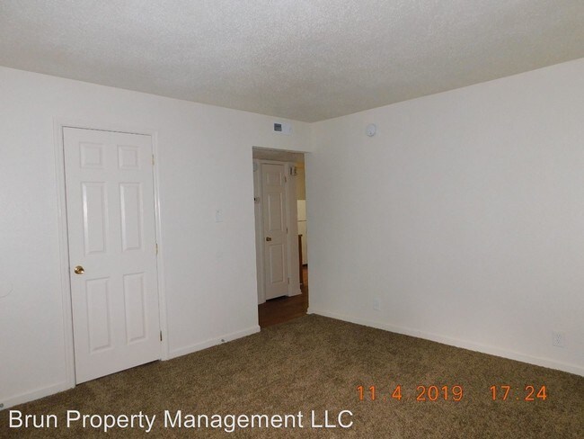 Building Photo - 450 E Red Bud Rd