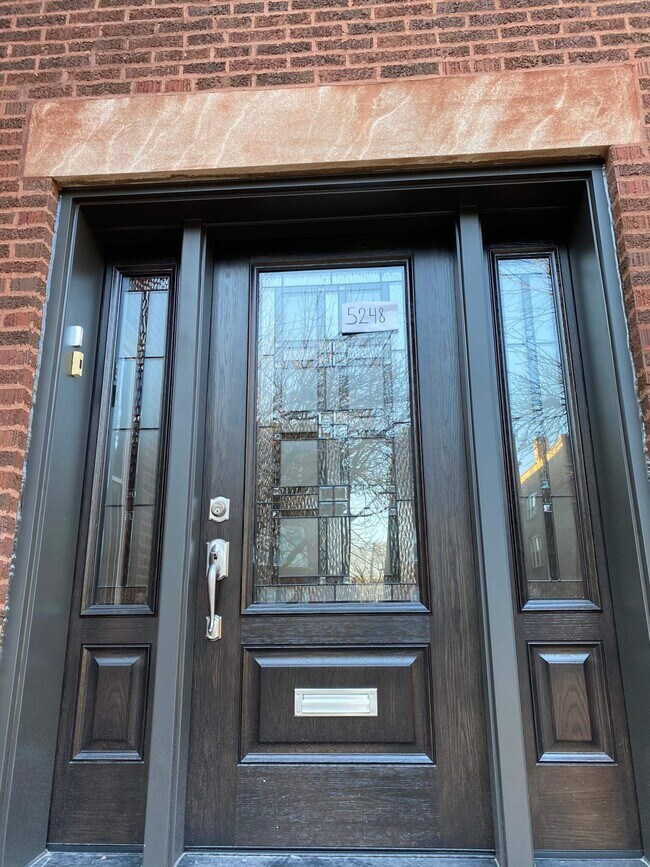 Foto del edificio - 5248 W Montrose Ave