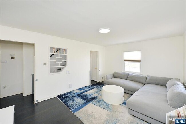 Foto del edificio - 483 Mt Prospect Ave