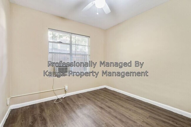 Building Photo - 428 Roseland Dr