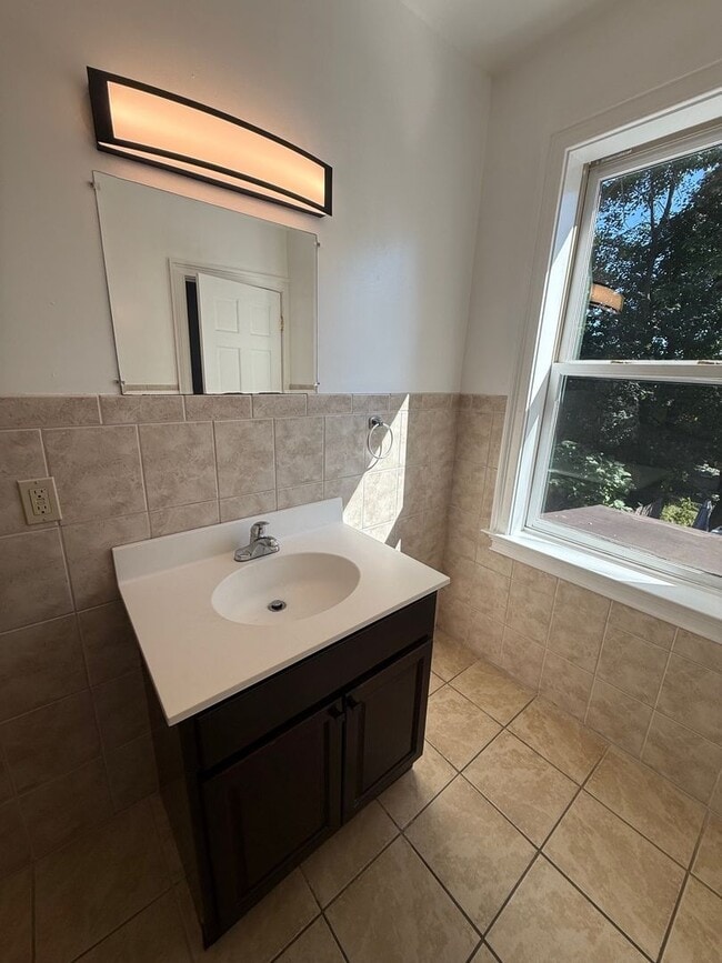 Building Photo - 20 Dubois St