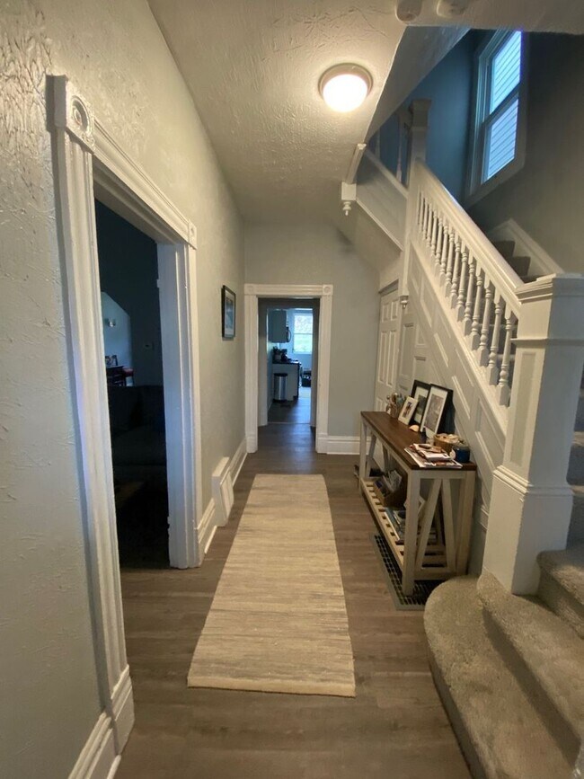 Building Photo - Available July 2024- Beautiful Remodeled H...