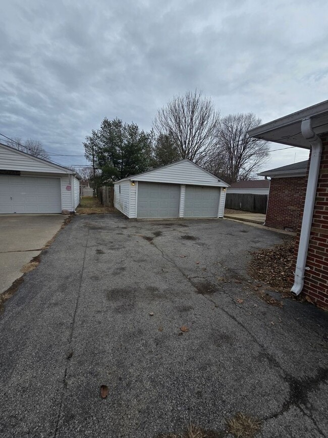 Foto del edificio - Three Bedroom Home Located in Warren Township near 10th and Franklin Rd