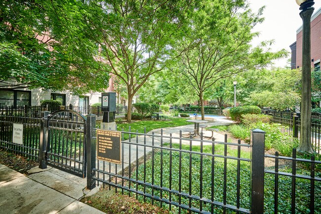 Foto del edificio - 944 W College Pkwy