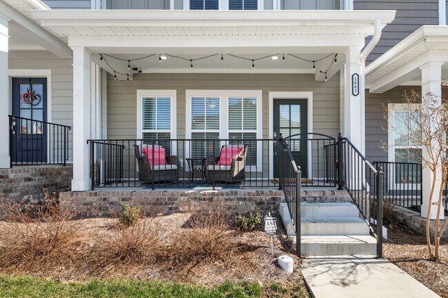 Building Photo - 2 Bed, 2 Bath Townhome w/ 2 Car Garage