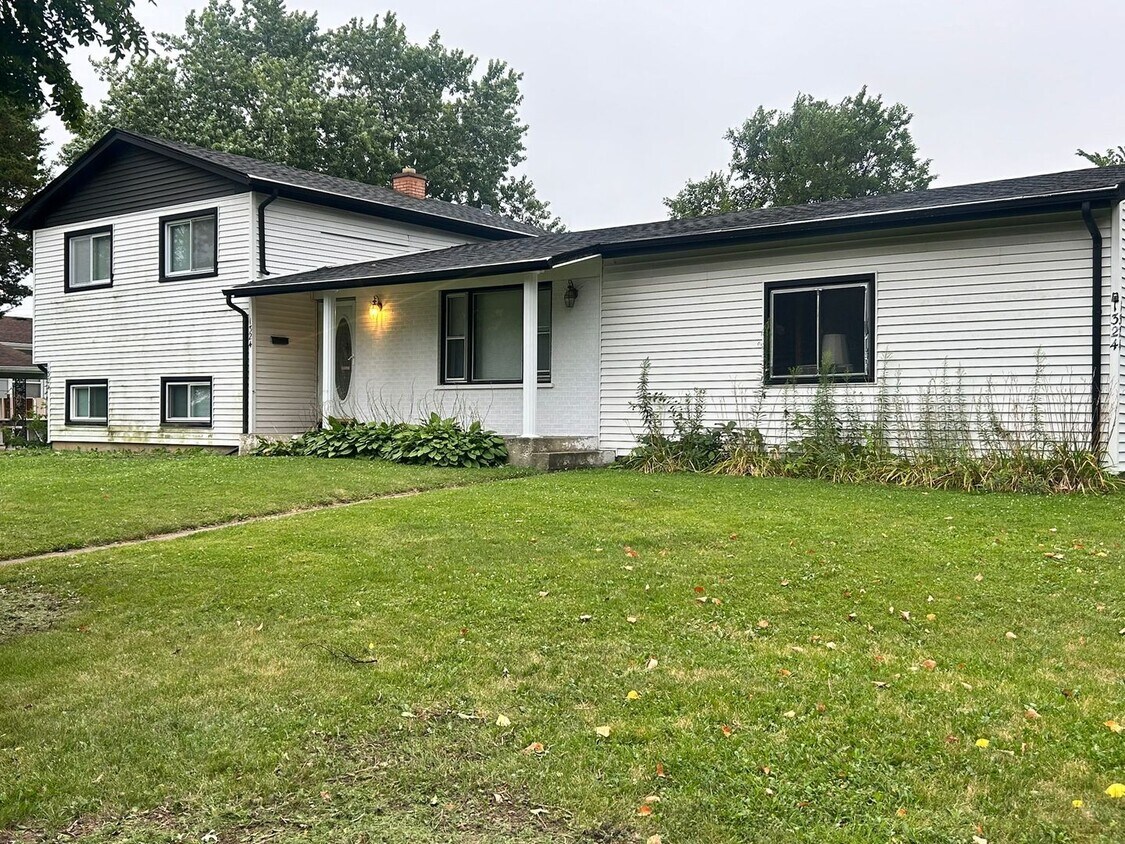 Primary Photo - 1324 Leslie Ln E