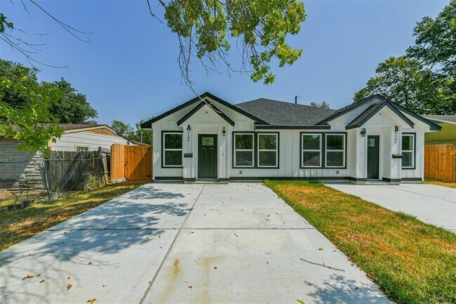 Foto del edificio - 5107 Lyndhurst Dr