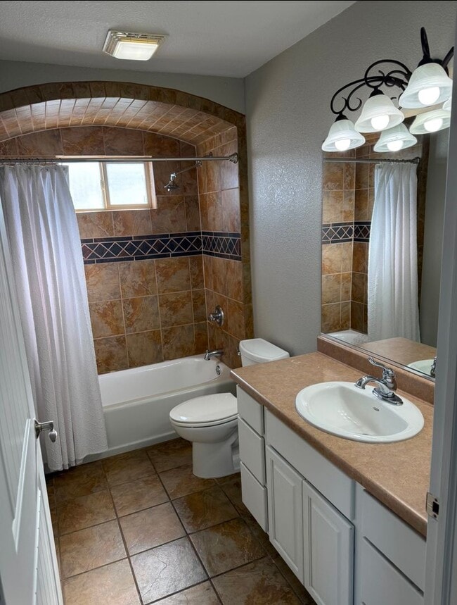 Building Photo - 512 Los Pinos Cir