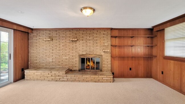 Building Photo - STUNNING 3 bedroom home with a BEAUTIFUL g...