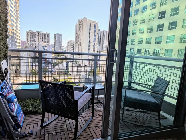 Foto del edificio - 690 SW 1st Ct