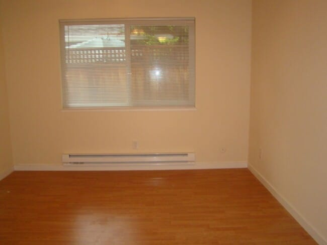 Building Photo - 2 Bedroom 2 Bath, dishwasher, yard, 2 park...