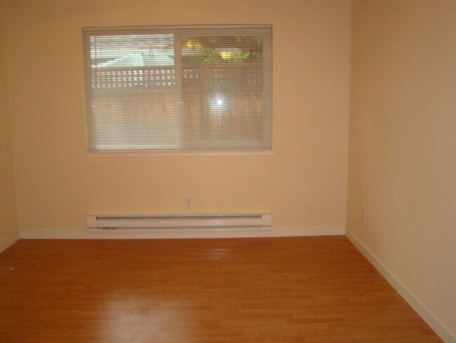 Foto del edificio - 2 Bedroom 2 Bath, dishwasher, yard, 2 park...