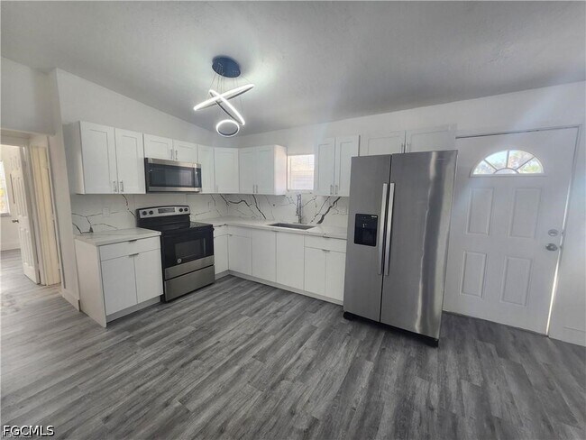 Building Photo - 2248 Marina Park Dr