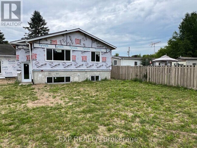 Building Photo - 18 Hebert St