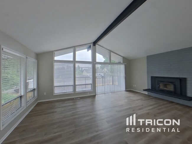 Building Photo - 4201 NE 51st St