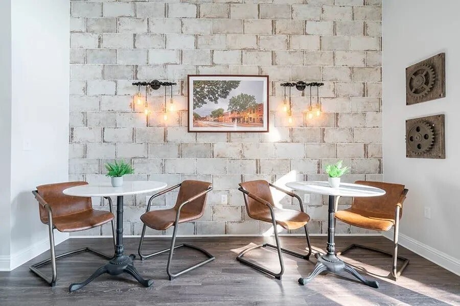 Primary Photo - 520 FM306