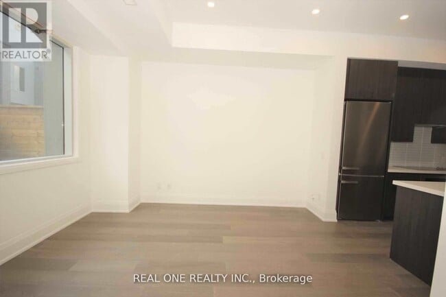 Building Photo - 35-35 Dervock Crescent