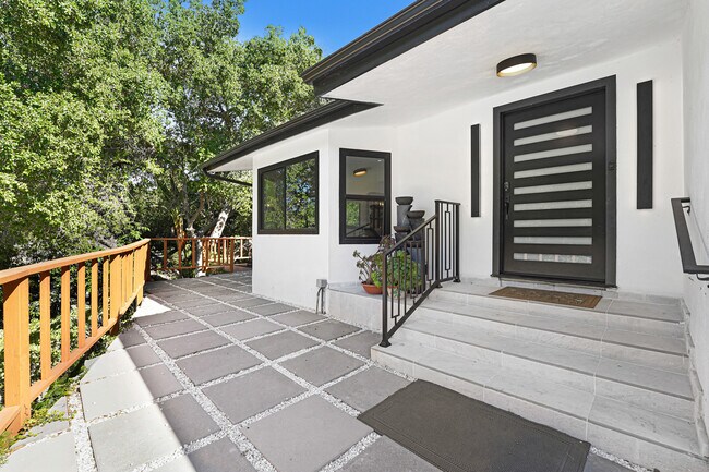 Foto del edificio - 4611 Louise Ave