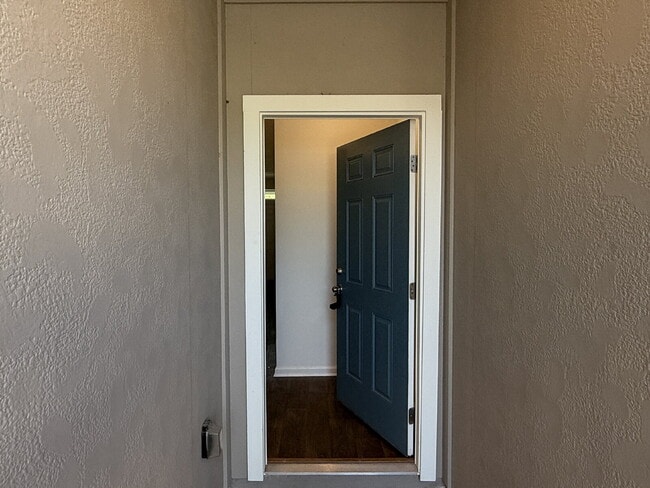 Building Photo - "Charming 2-Bedroom Townhouse Retreat with...