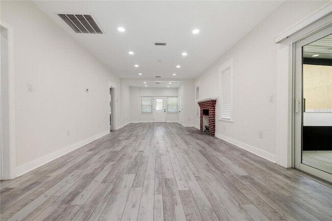 Building Photo - 409 S Willow Ave