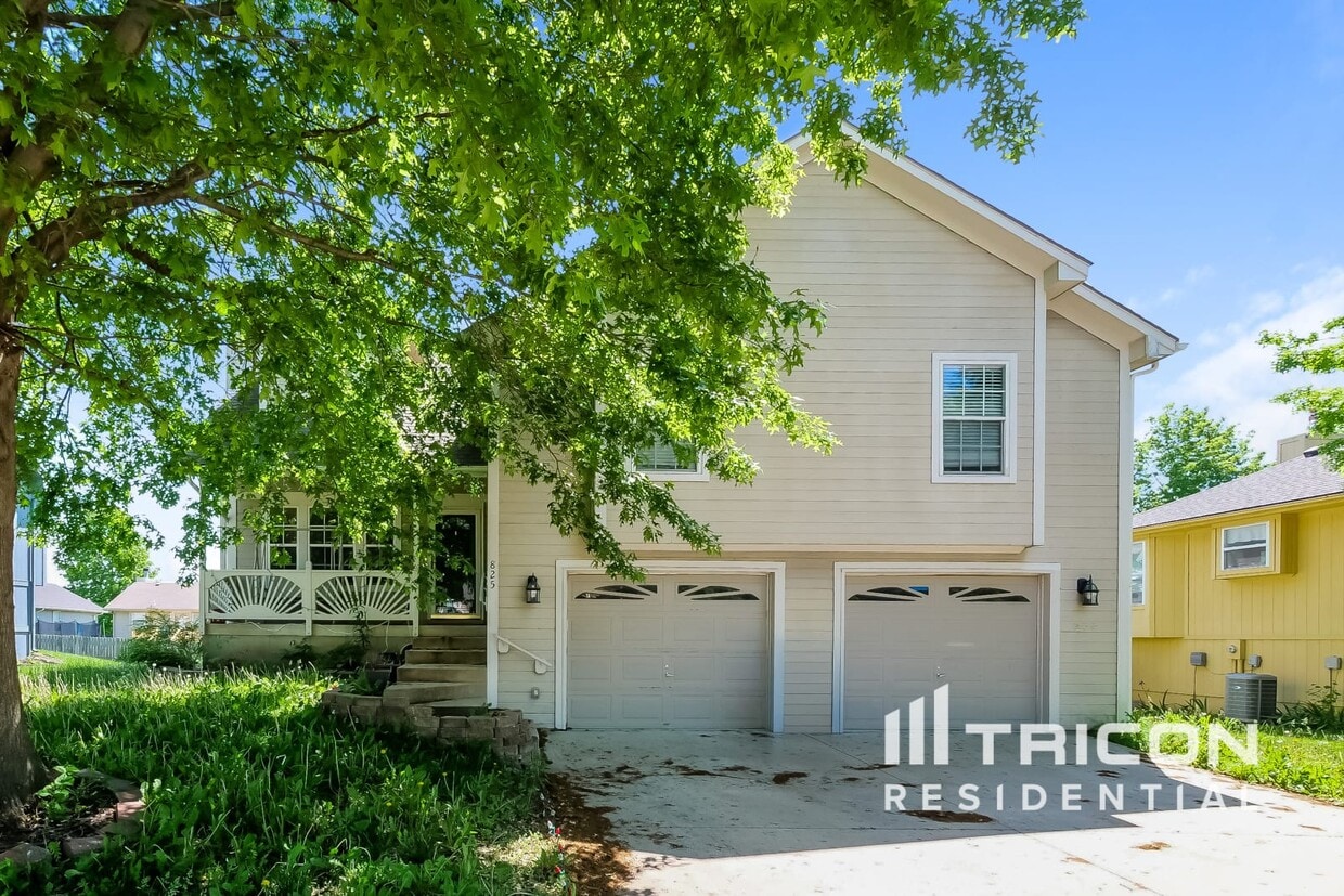 Primary Photo - 825 SW Ridgeview Dr