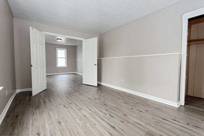 Main Bedroom - 208 S Swan St