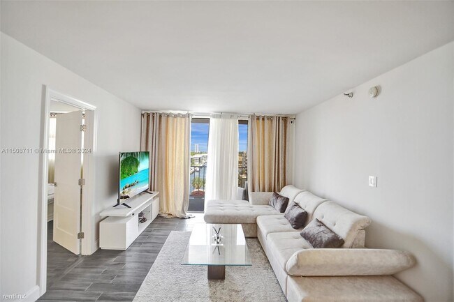 Foto del edificio - 2 br, 2 bath Condo - 290 174th St Apt 707